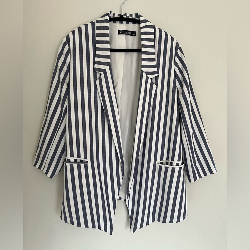 7th Avenue New York & Co Navy/white striped blazer